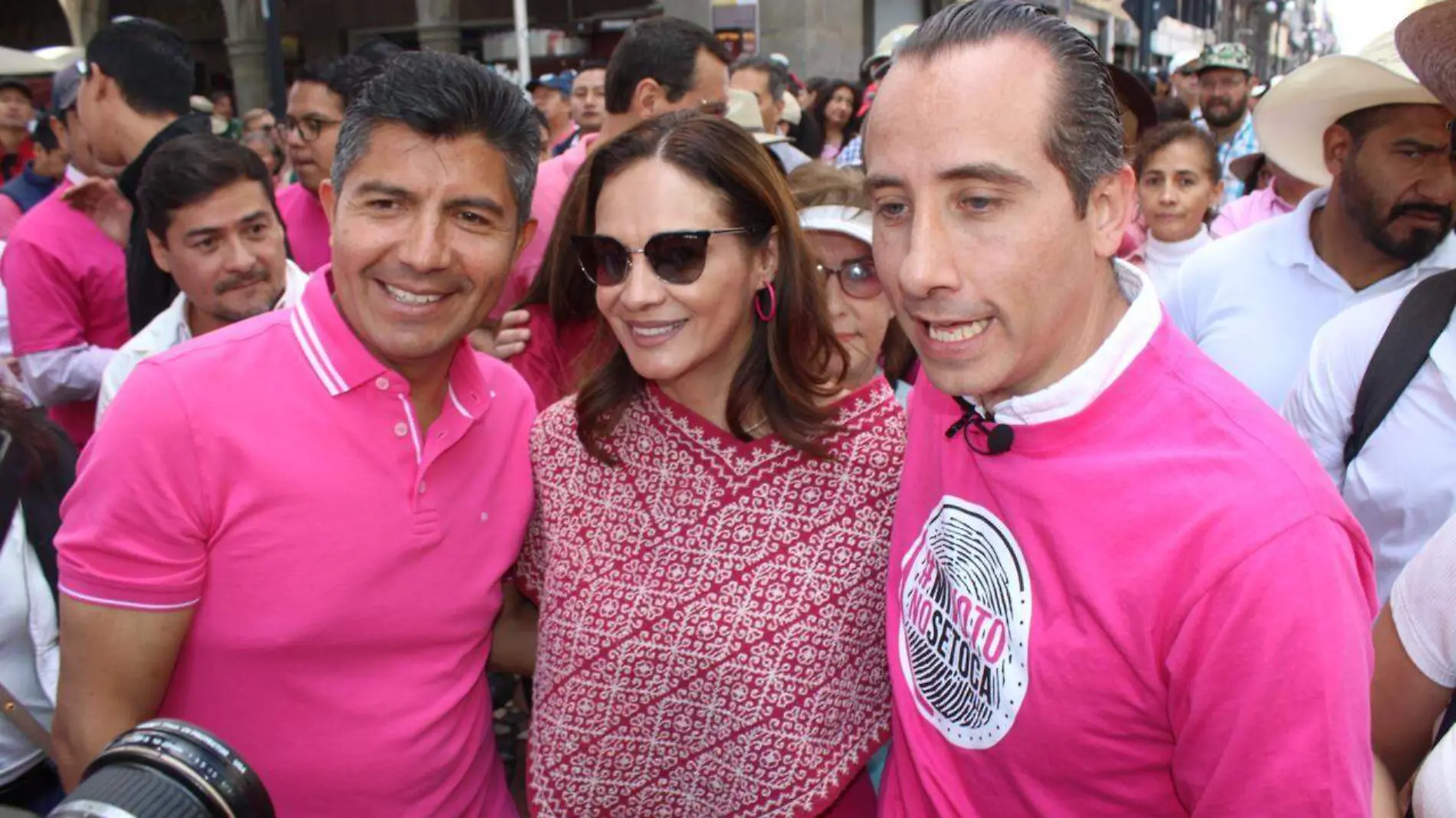 Eduardo Rivera y Mario Riestra en la marcha por la democracia